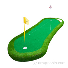 Υπαίθριο προσωπικό μίνι γκολφ που βάζει πράσινα προϊόντα